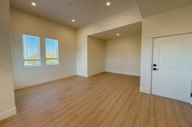 Building Photo - 470 NW Fir Ave