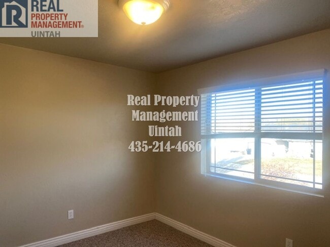 Building Photo - 3 Bed 2.5 bath Townhome