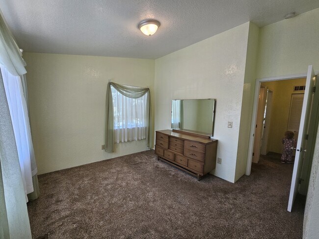 Building Photo - 2805 Lowridge Ct