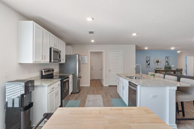 Building Photo - Gorgeous and Spacious 5/3 Home with Commun...