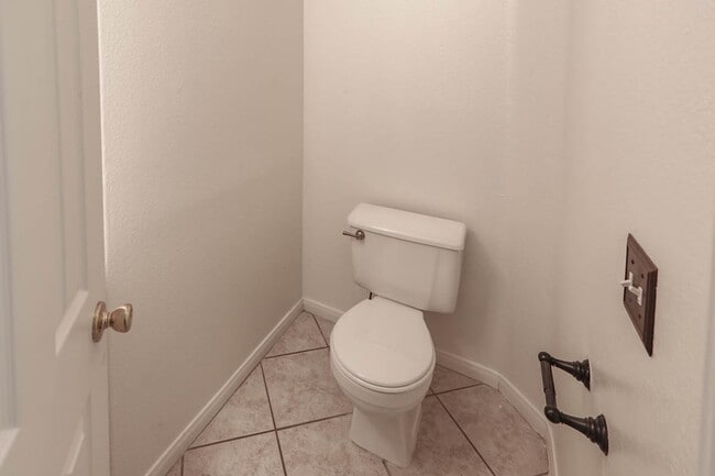 Building Photo - Beautiful 4 Bedroom Henderson Home