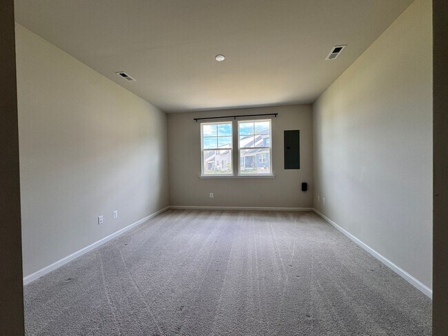 Building Photo - 3672 Isaac Cir