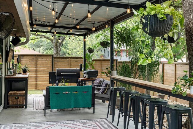 Building Photo - 9101 Heatherwood Dr