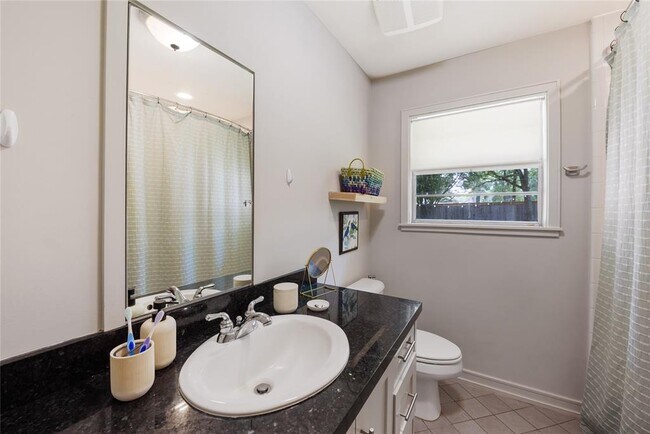 Building Photo - 2114 Hewitt Dr