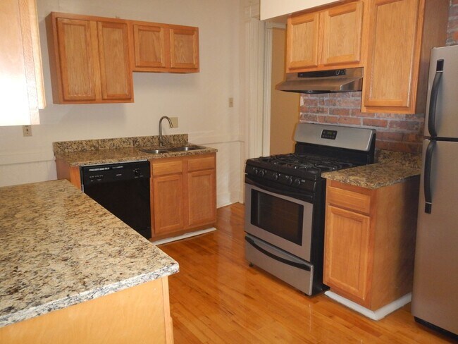 Building Photo - Newly Renovated 1st Floor Apartment with G...