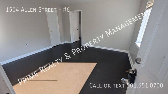 Building Photo - 1504 Allen St