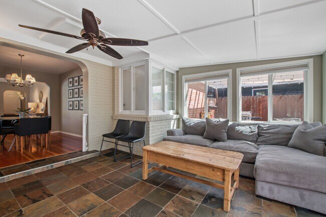 Building Photo - Old Southwest 2 bed / 1 bath / 1 car garage REMODELED & Move In Ready