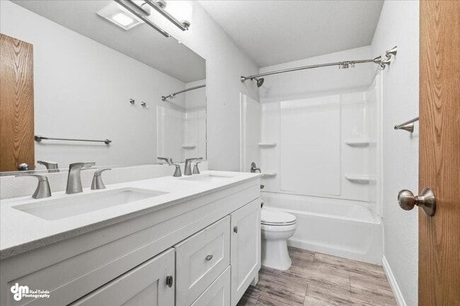 Building Photo - Recently Updated 2BR + Office / 1BA Home Near Seldon Road