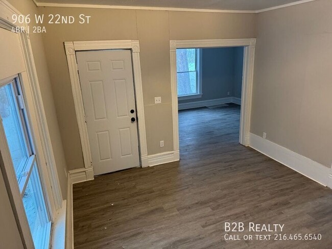 Building Photo - 906 W 22nd St