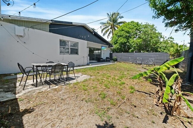Building Photo - 739 NE 13th Ct