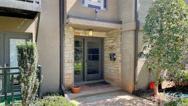 Building Photo - 227 N Dotger Ave