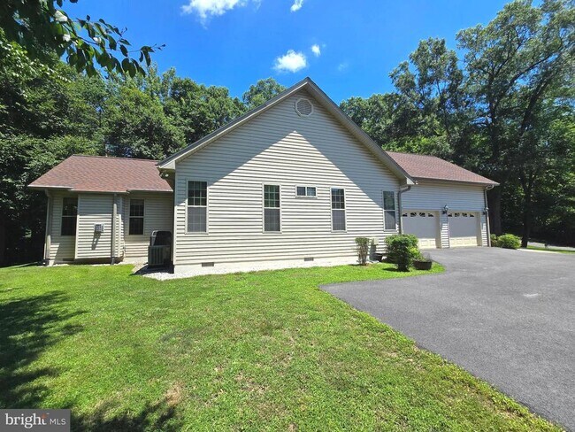 Building Photo - 15401 Jamies Way