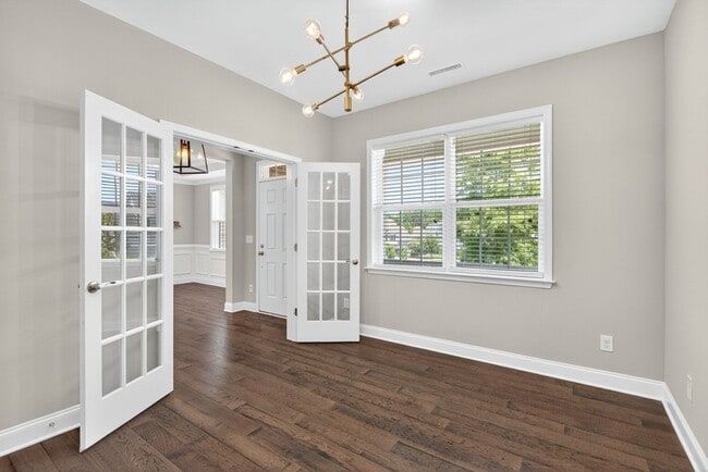 Building Photo - “5-Bedroom Home with Bonus Room & Resort-S...