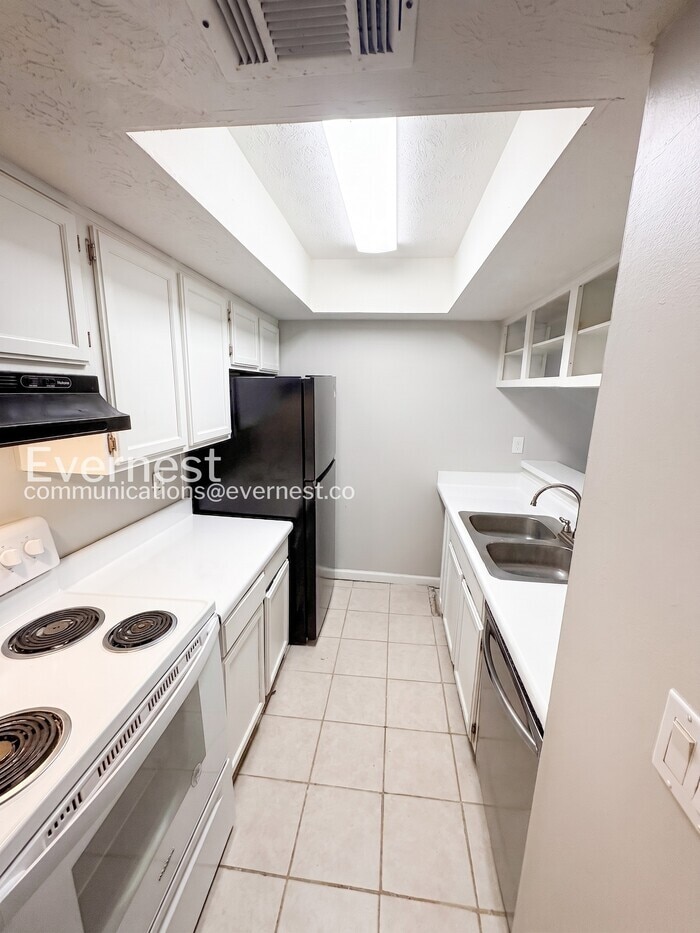 Building Photo - 1760 Wesley Way NW