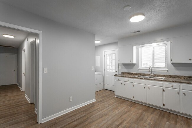 Building Photo - 3339 Pinewood Ave