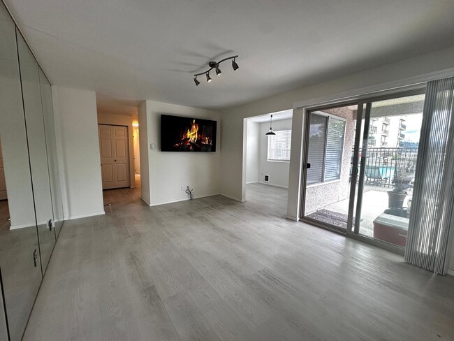 Building Photo - Updated 2-Bedroom Condo with Water Views, 2 Parking Spaces & Poolside Location