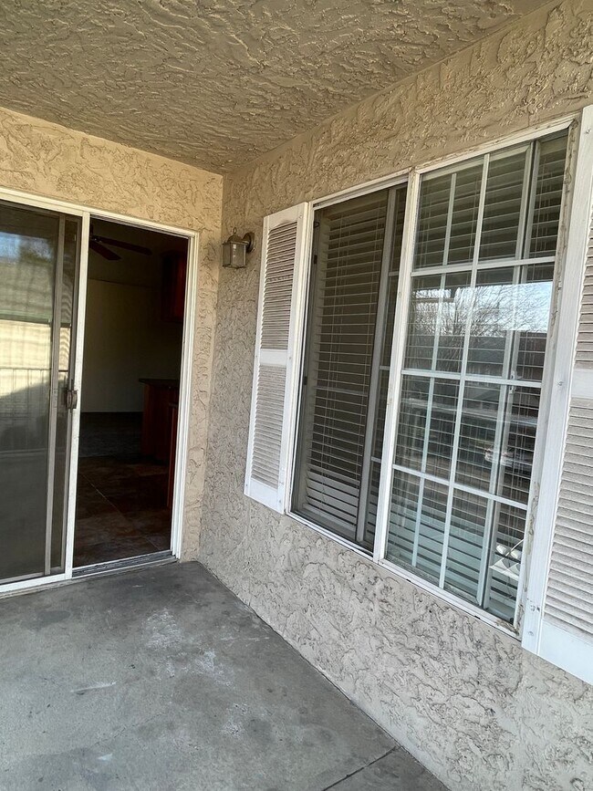 Building Photo - Chico 3 bed 2 bath Condo, Pool, Reserved Parking, upstair unit. newly refurbished