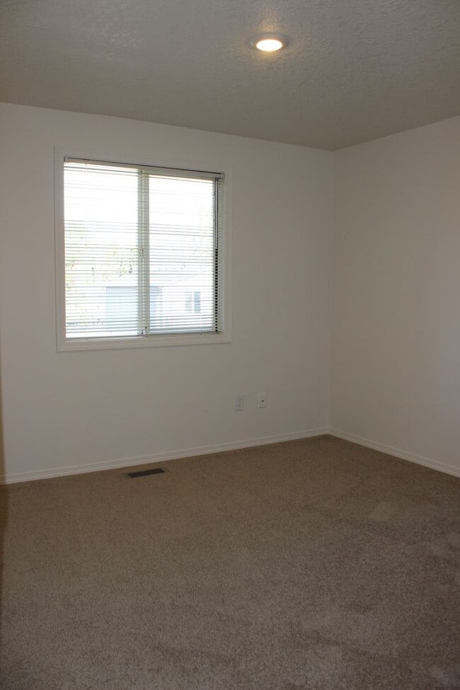 Building Photo - 4 BR, 2 1/2 BA home with fenced yard.