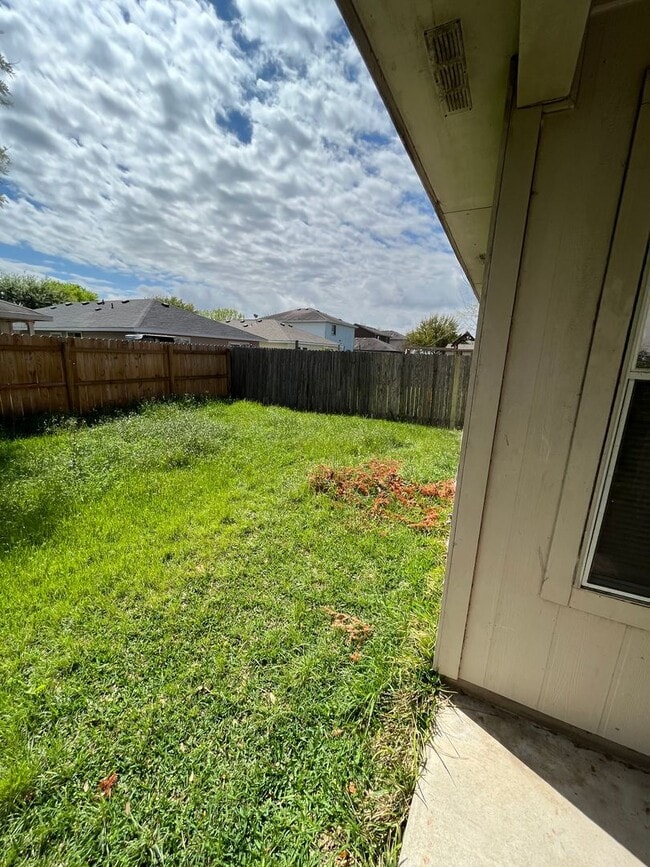 Building Photo - 3 Bedroom 2 bath NEAR TESLA!