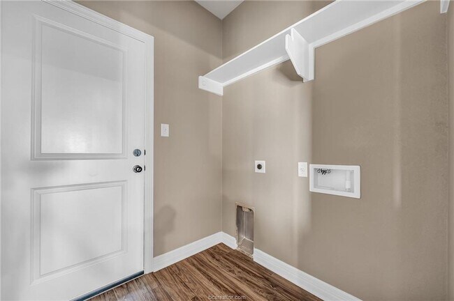 Building Photo - 4 Bedroom, 2 Bath in Dove Crossing Subdivi...