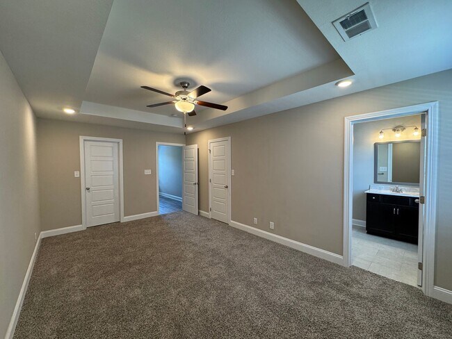 Building Photo - Gorgeous, Like New Home For Rent in Sango!