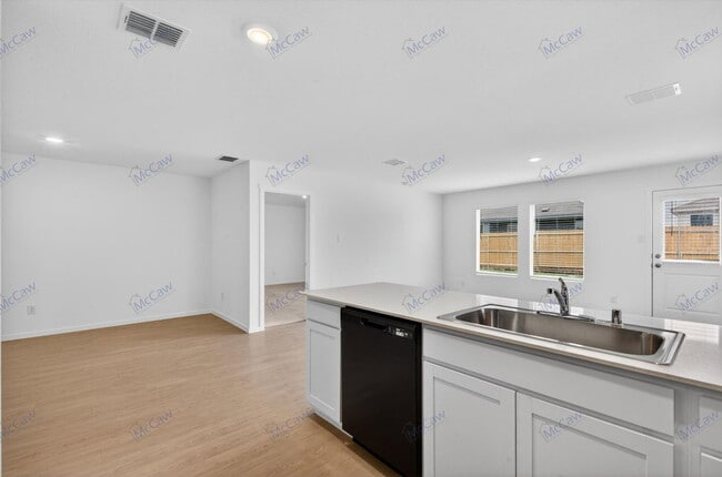 Building Photo - 639 Montclair Ave