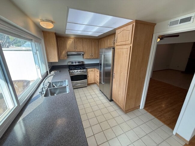 Building Photo - Charming Single-Story 3-Bedroom Home in Newhall!