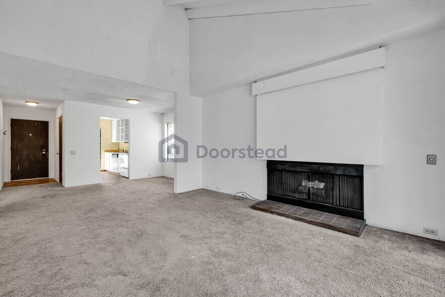Building Photo - 724 Woodside Ln E