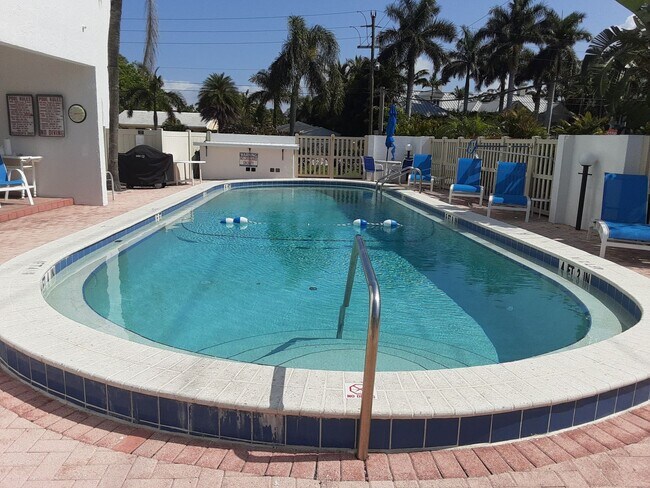 Building Photo - Seasonal/short term ONLY  Nicely renovated 2/2 condo across the street from LIDO BEACH!