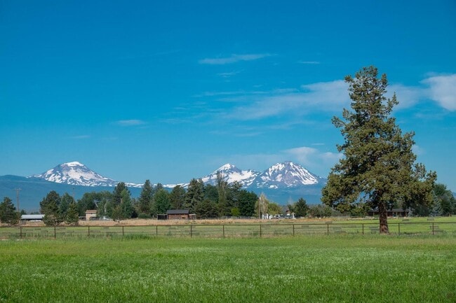 Building Photo - Stunning Tumalo Estate-6 Bed - 7.5 Bath ov...