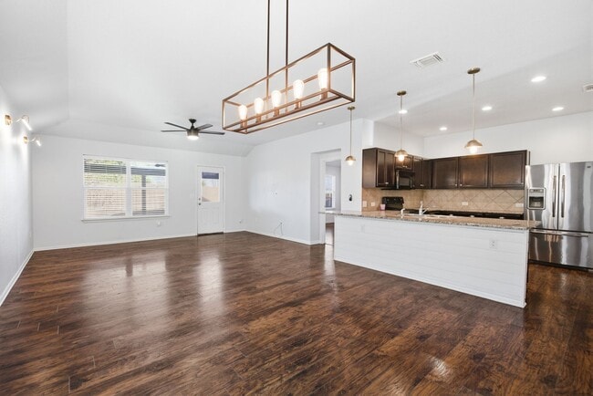 Building Photo - Four Bedroom Home in Manor