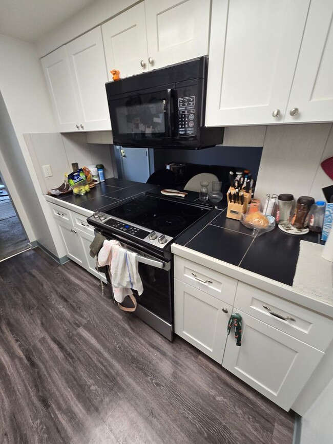 Building Photo - One Bedroom Condo
