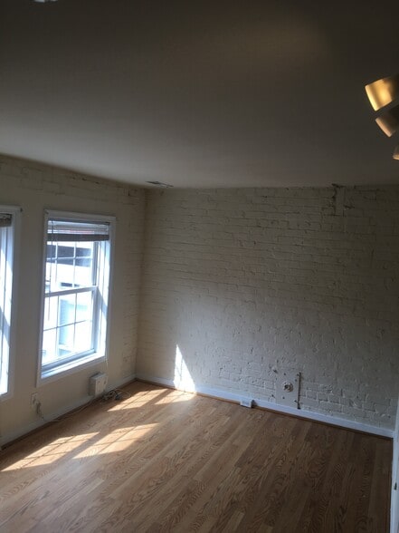 Building Photo - 310 N Laurel St