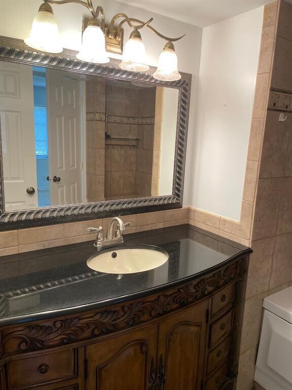 Building Photo - 140 NE 19th Ct