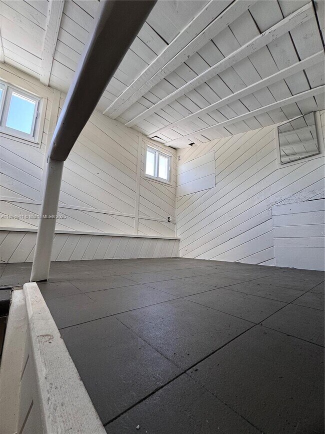 Building Photo - 1720 SW 23rd Ave