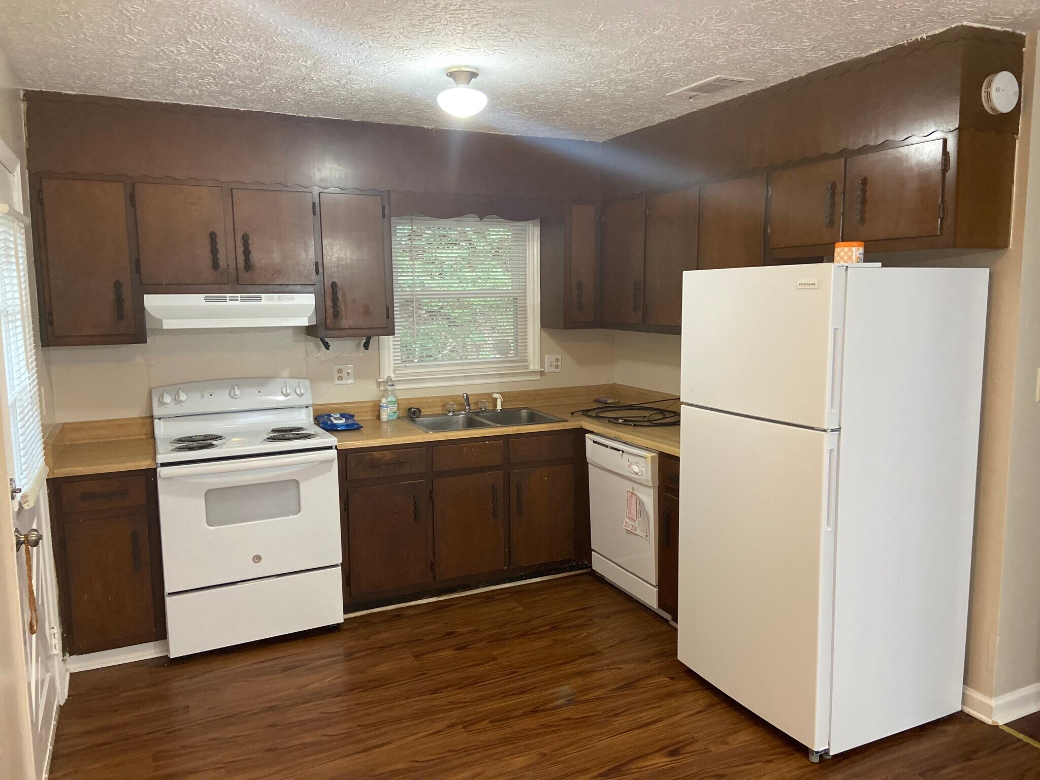 New flooring in kitchen. - 613 Chulio Rd SE
