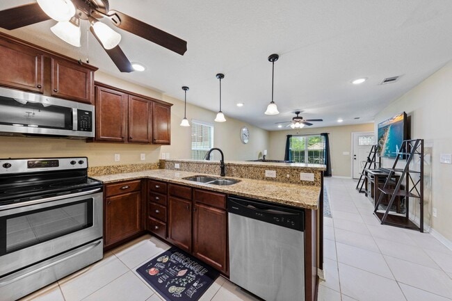 Building Photo - 876 Fairview Dr