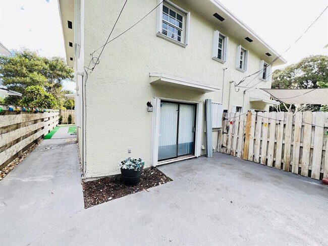 Building Photo - 1121-1123 N Andrews Ave