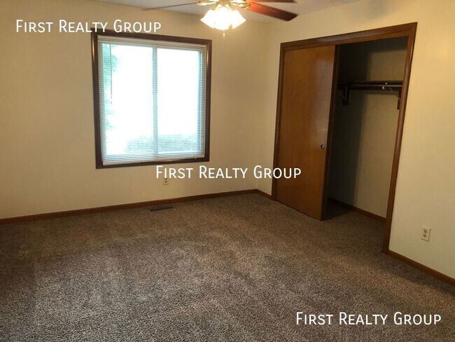Building Photo - 2 Bedroom, 2 bath Upstairs Apartment in Ce...