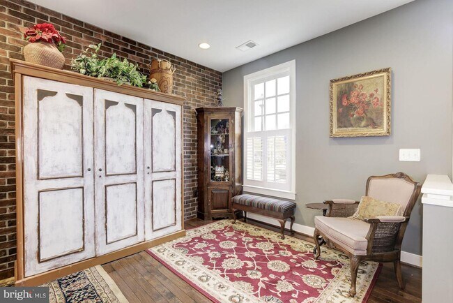 Building Photo - 930 N Columbus St