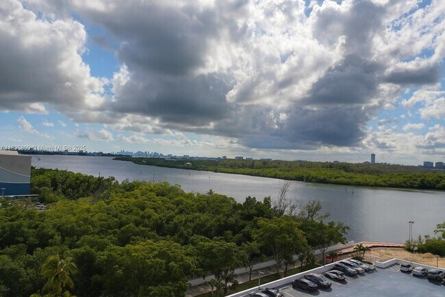 Building Photo - 100 Bayview Dr