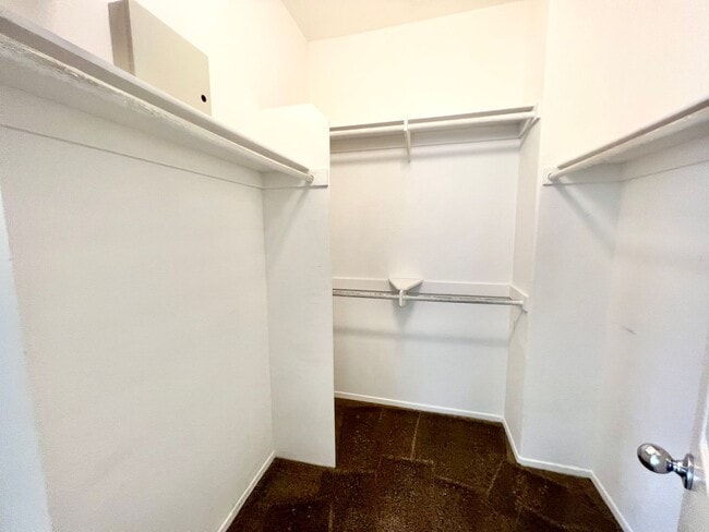 Building Photo - Beautiful 2Bd/2.5Ba with office located in...