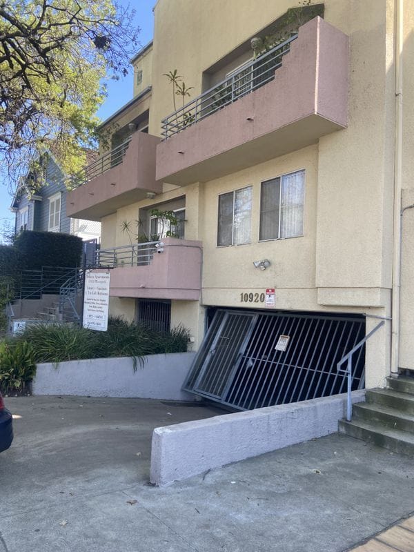 Building Photo - 10920 Moorpark St