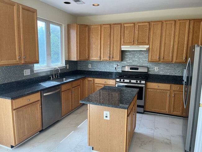 Building Photo - End Unit Townhouse In Centreville