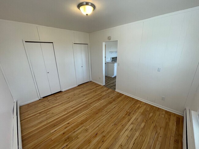 Building Photo - 215 N 5th St