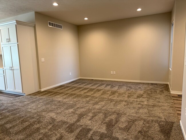 Building Photo - 2 bedroom/2.5 bathroom ranch townhome