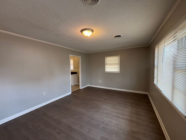 Building Photo - 837 Carrolton Rd