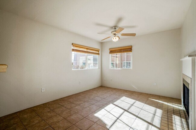 Building Photo - Sunny End Unit in Dos Santos!