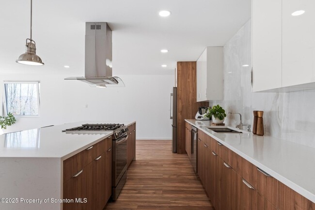Building Photo - 203 Red Oak Dr