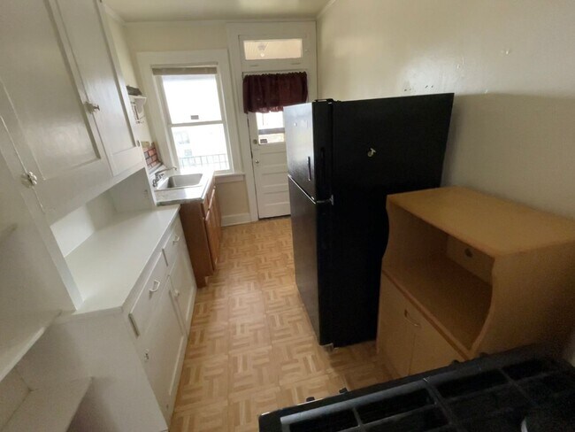 Building Photo - Spacious 2 Bedroom Apartment on a Quiet Street!